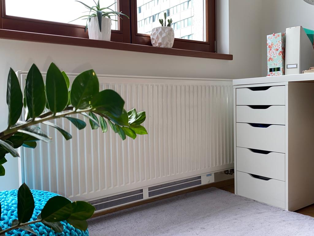 Eitan – Elsymco-Lüfter unter dem Heizkörper im Wohnraum